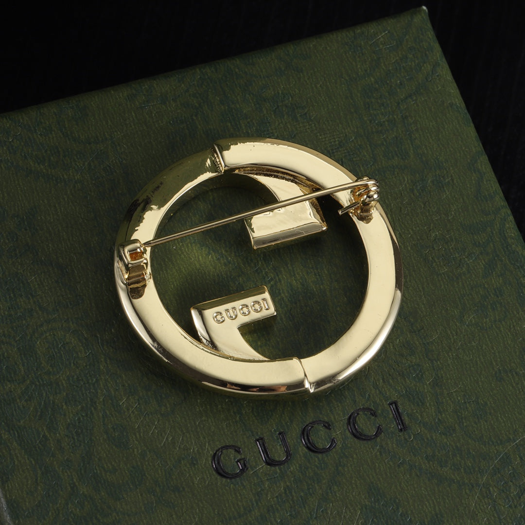 Broche com Emblema Redondo Cravejado