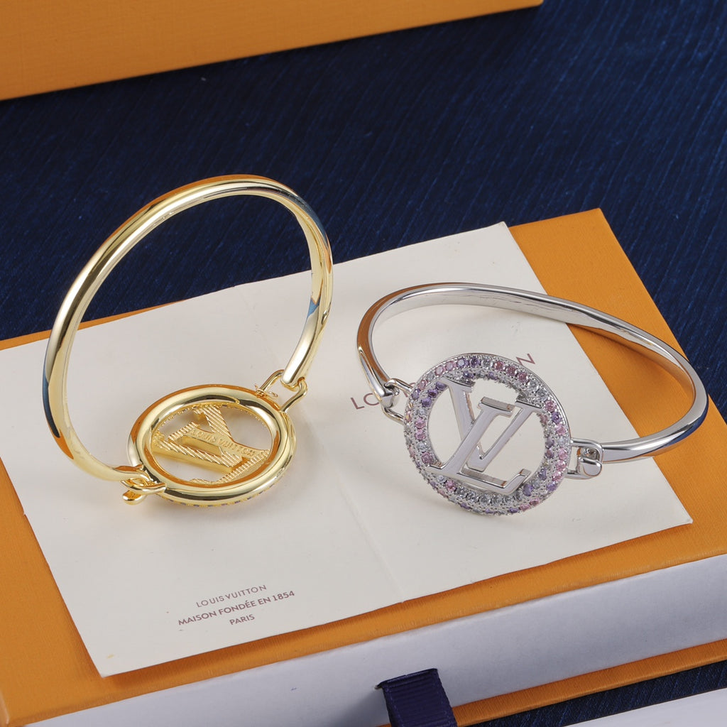 Pulseira rígida redonda com monograma e pavé