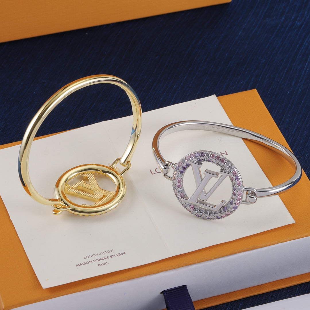 Pulseira rígida redonda com monograma e pavé