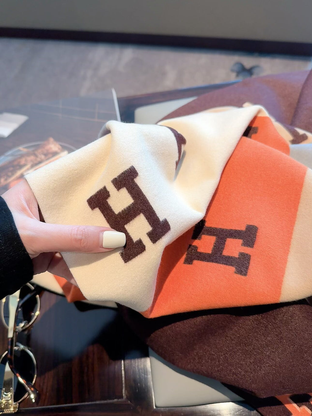 Écharpe enveloppante à motif H colorblock