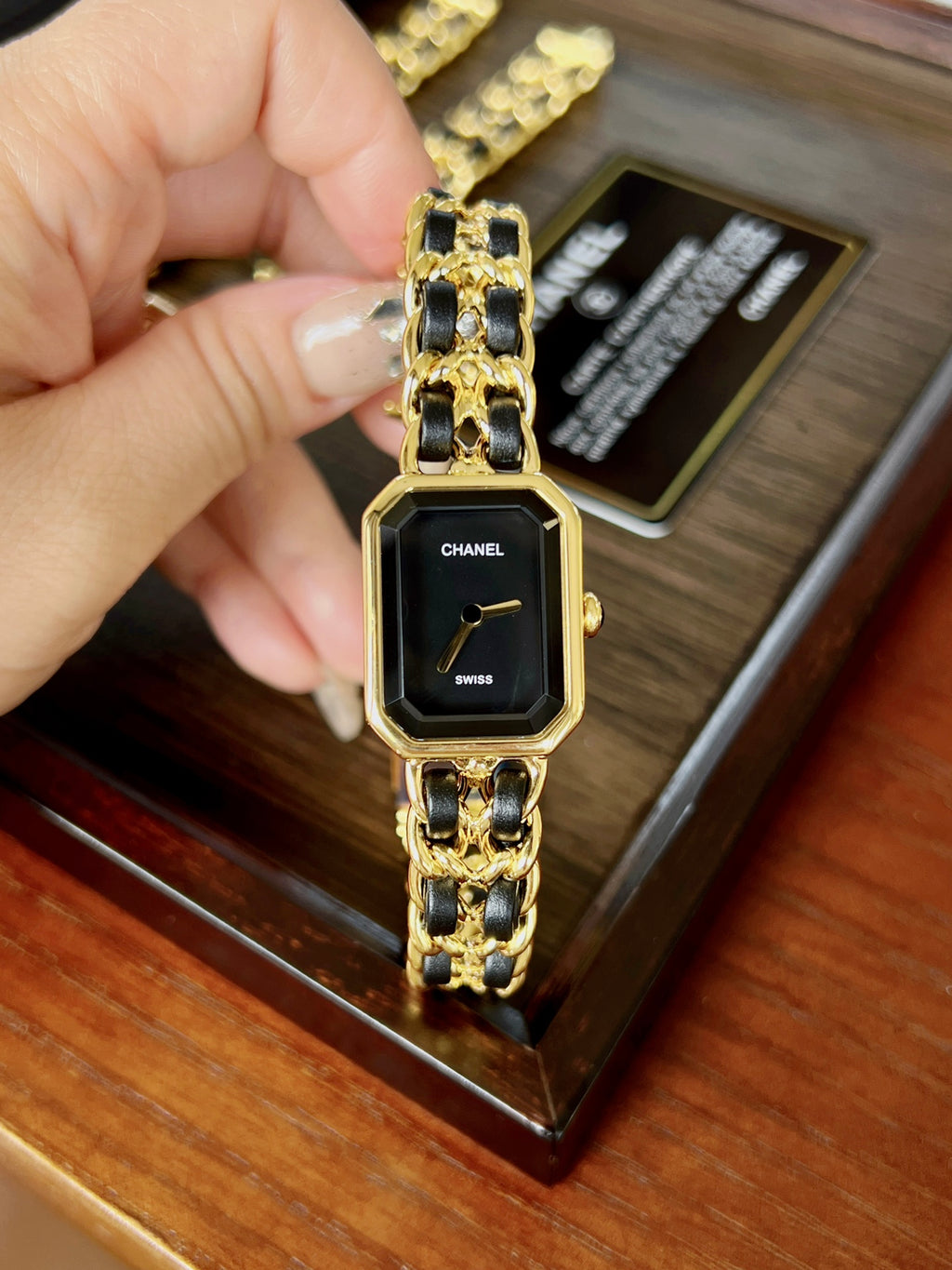 Montre à quartz rectangulaire dorée avec bracelet chaîne 001