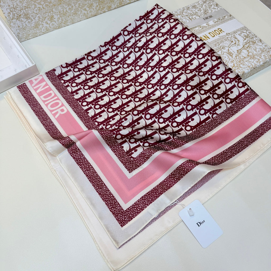 Lenço Quadrado com Monograma Repetido e Bordas às Riscas - 90 x 90 cm