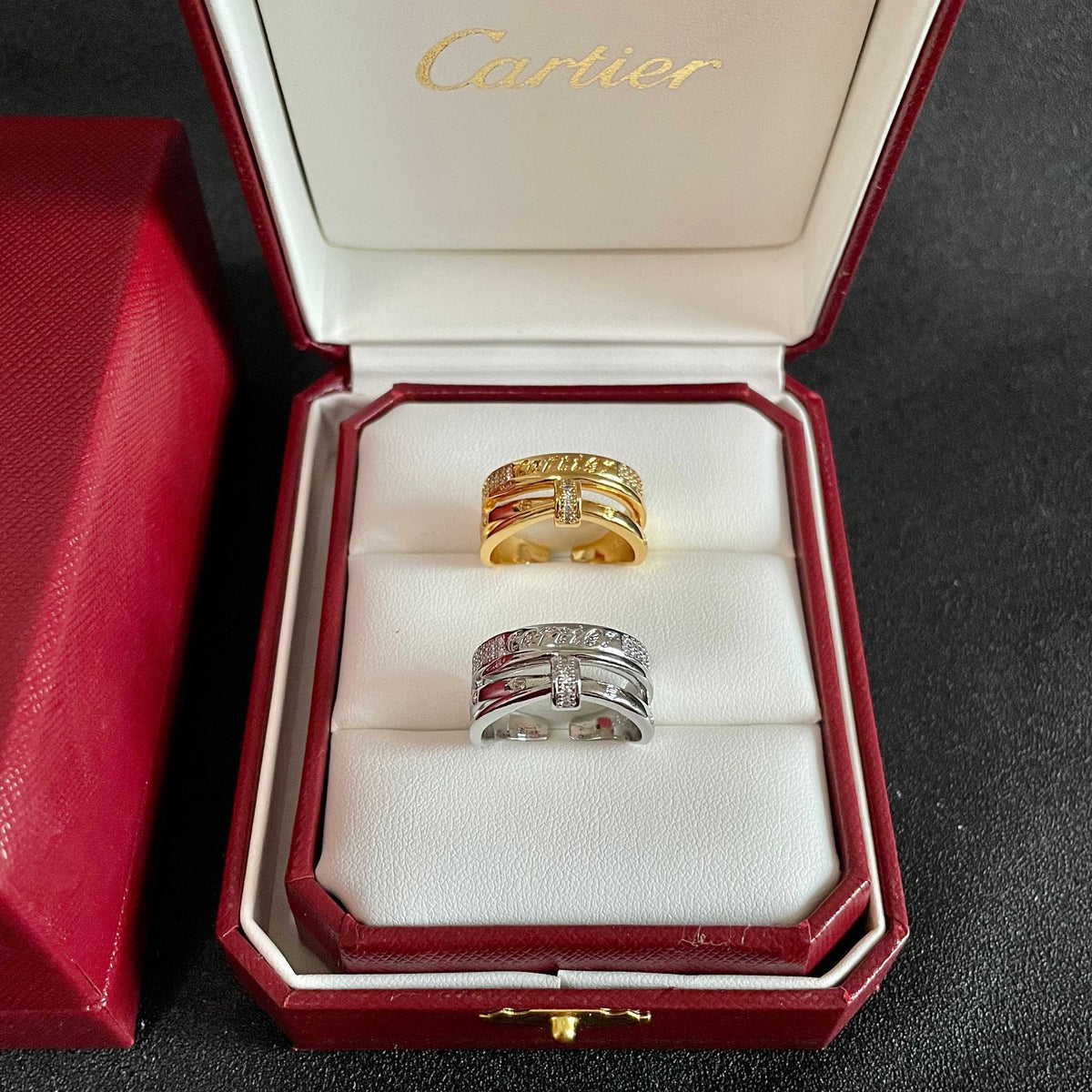 Bague à trois anneaux avec rangée pavée et motif barreudier
