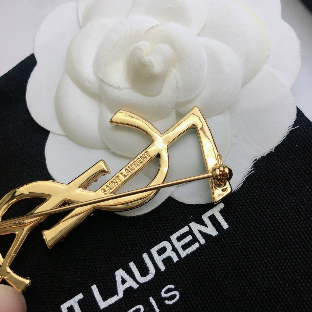 Broche lettre ajourée bicolore