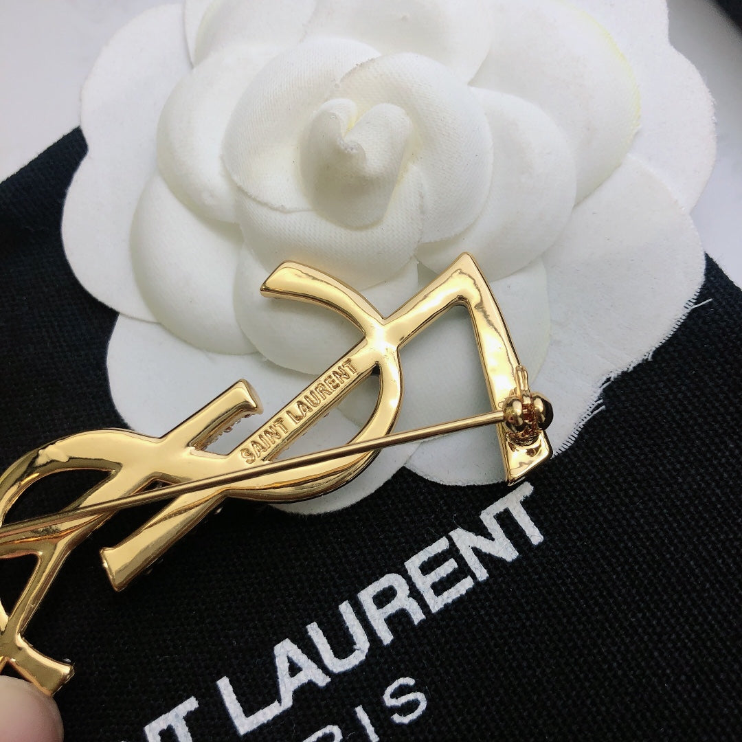 Broche lettre ajourée bicolore