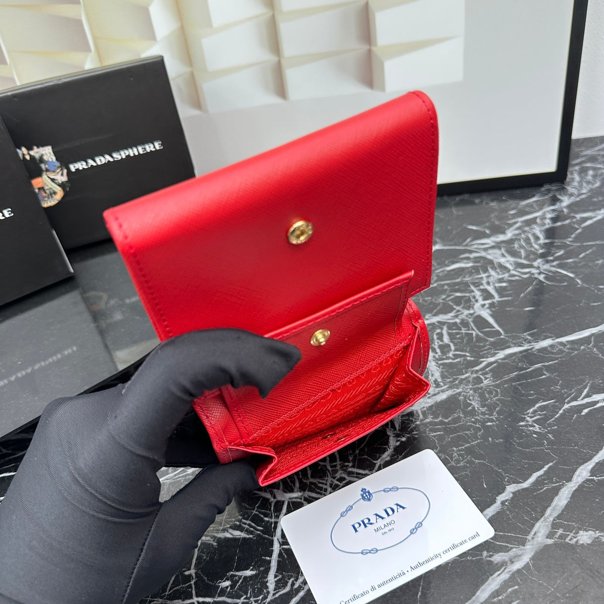 Cartera de solapa larga con emblema triangular 031