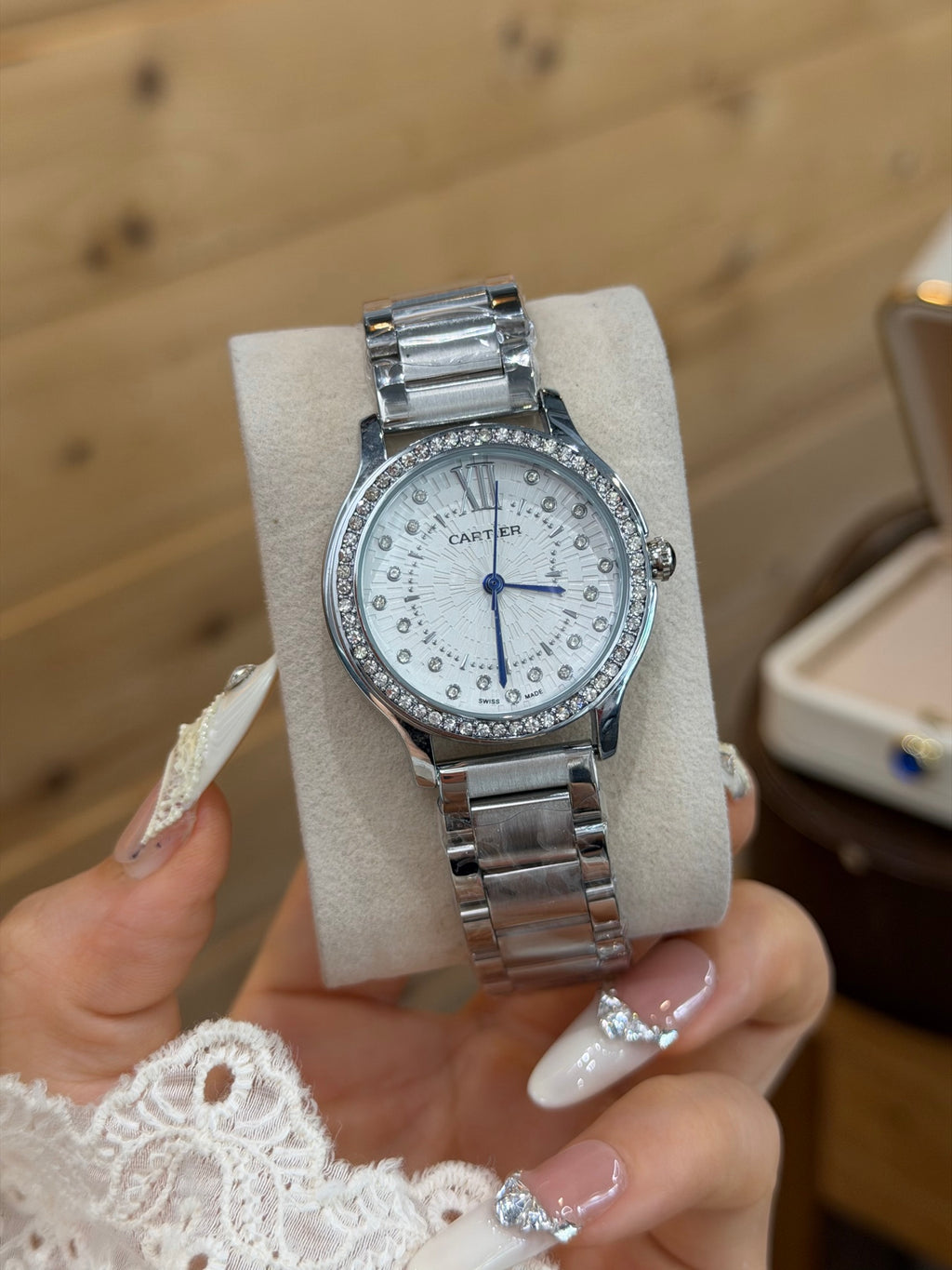 Montre à quartz ronde de 33 mm avec lunette sertie de pierres et bracelet à maillons