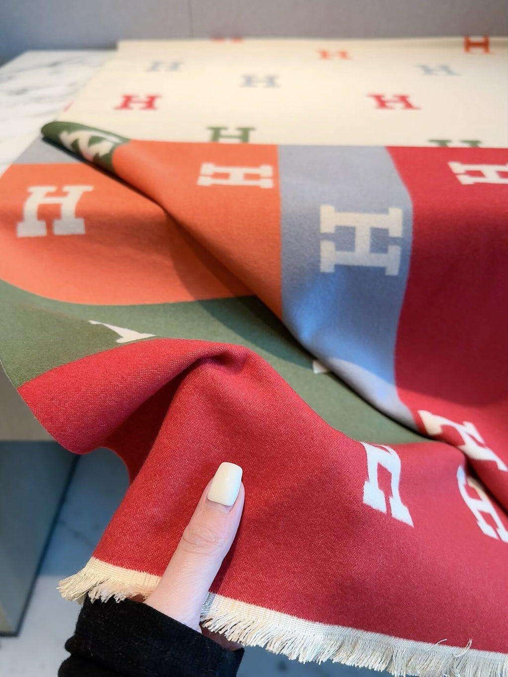 Écharpe enveloppante à motif H colorblock