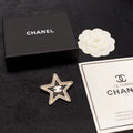 Broche de emblema de estrella abierta