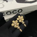 Boucles d'oreilles pendantes fleur et chaîne effet perle