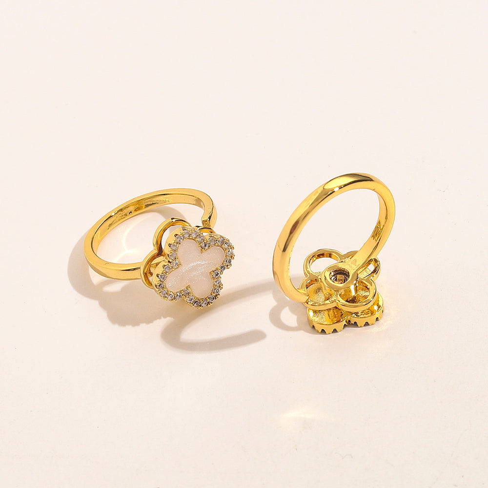 Anillo de cuadrifolio con borde de cuentas e incrustaciones de color