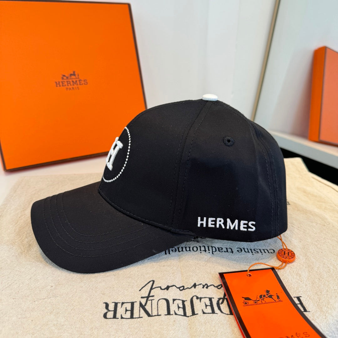 Gorra de béisbol con motivo de círculo y letra H