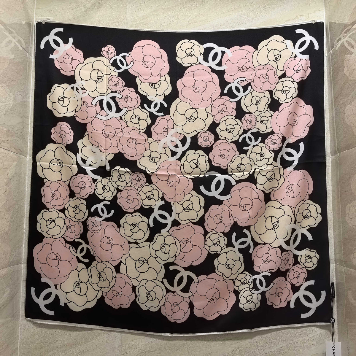 Lenço Quadrado Camélia e Monograma - 90 x 90 cm