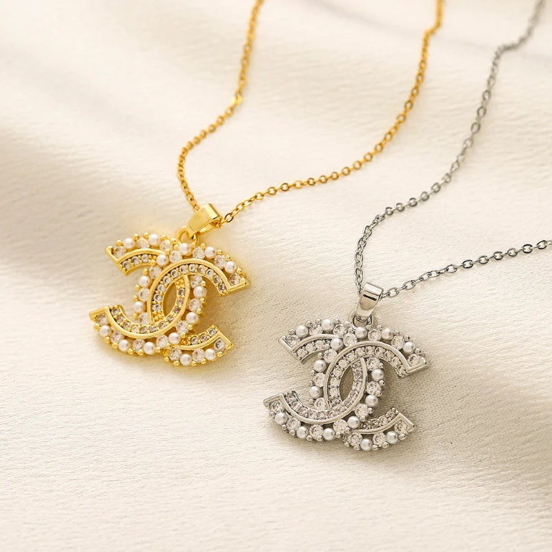 Colar com Pendente em C Entrelaçado, Pavé Ornamentado em Cobre