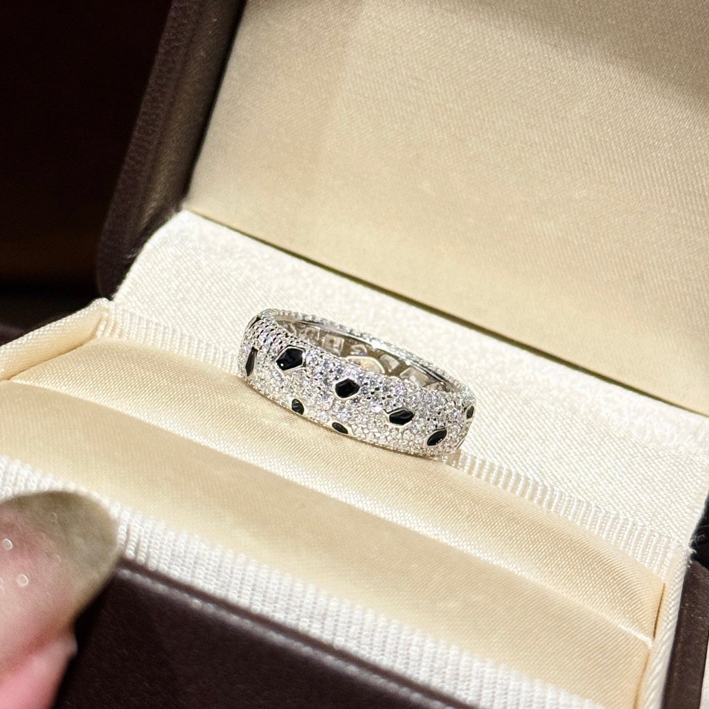 Anillo de banda con diseño de puntos pavé en tono plateado