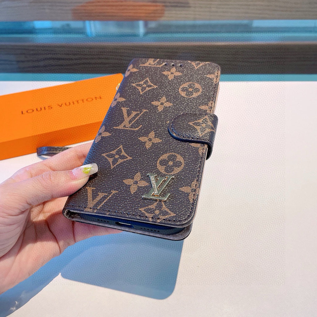 Funda tipo libro con monograma y correa de muñeca