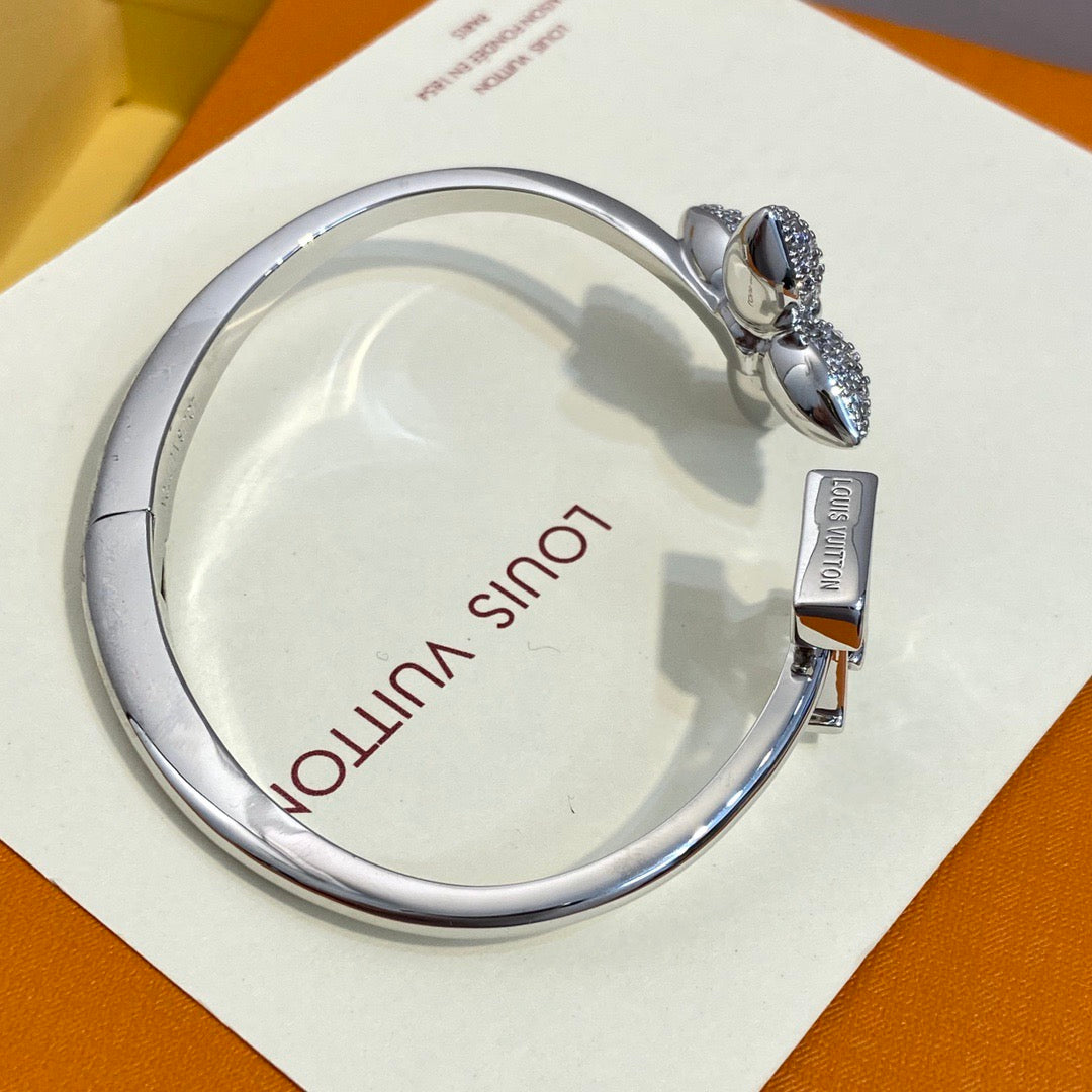 Pulseira rígida com flor em pavé e monograma