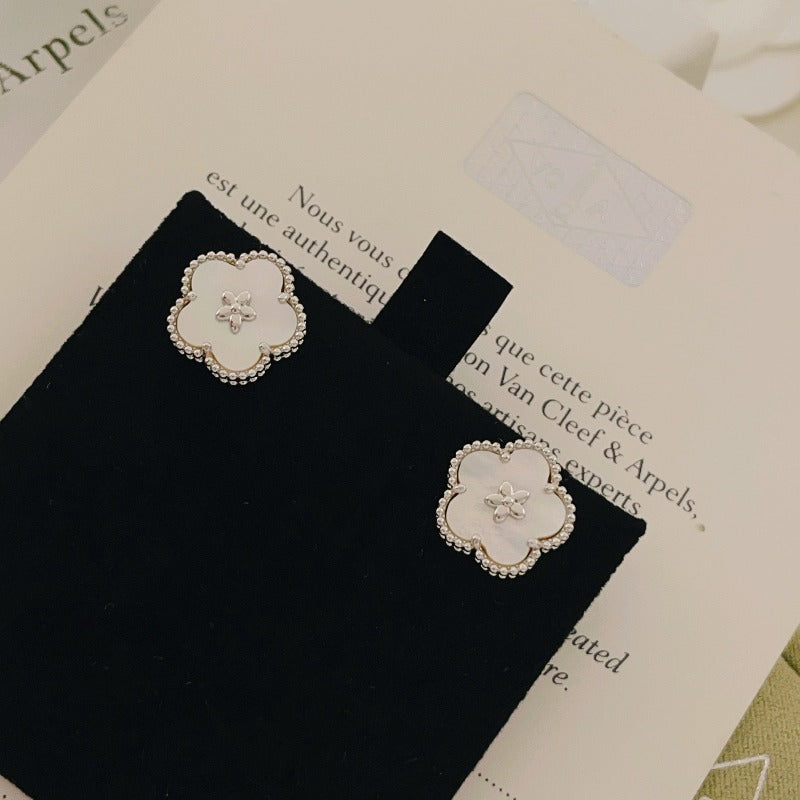 Boucles d'oreilles puces contour de fleur en perles