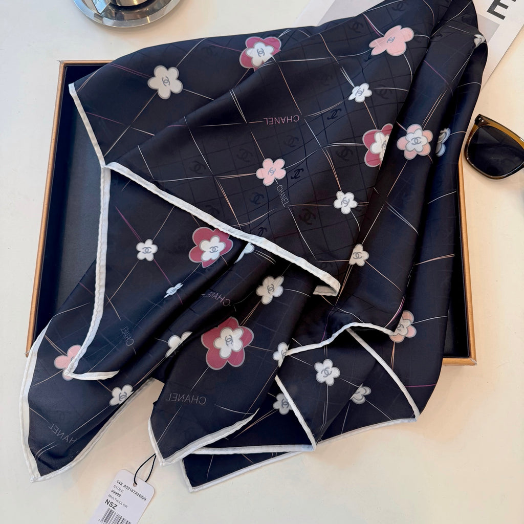 Foulard carré à motif floral et treillis de losanges - 90 x 90 cm