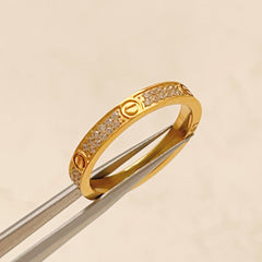 Anel de Aro Fino com Pavé e Detalhe de Parafuso