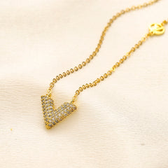Collar con colgante en V con pavé de cobre