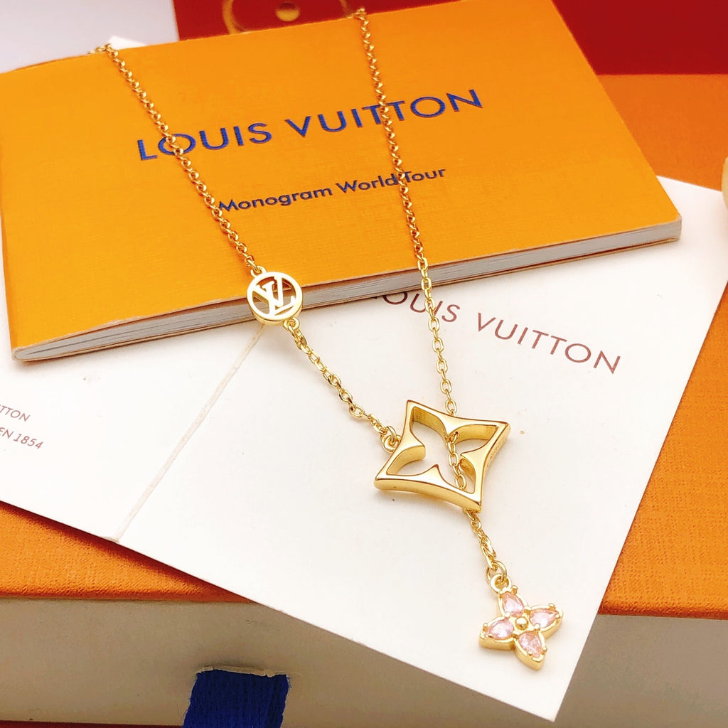 Collier pendentif ajouré à motif floral