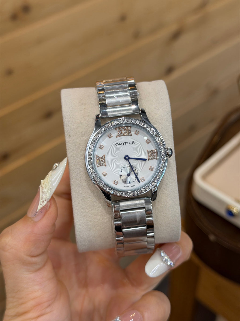Montre à quartz ronde de 33 mm avec lunette sertie de pierres et bracelet à maillons