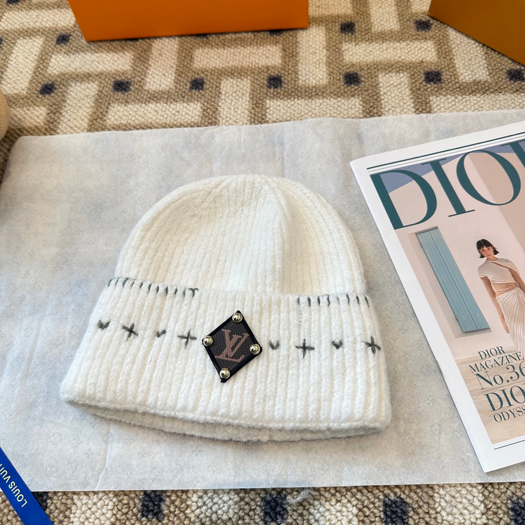 Gorro com Padrão, Dobra e Emblema Bordado