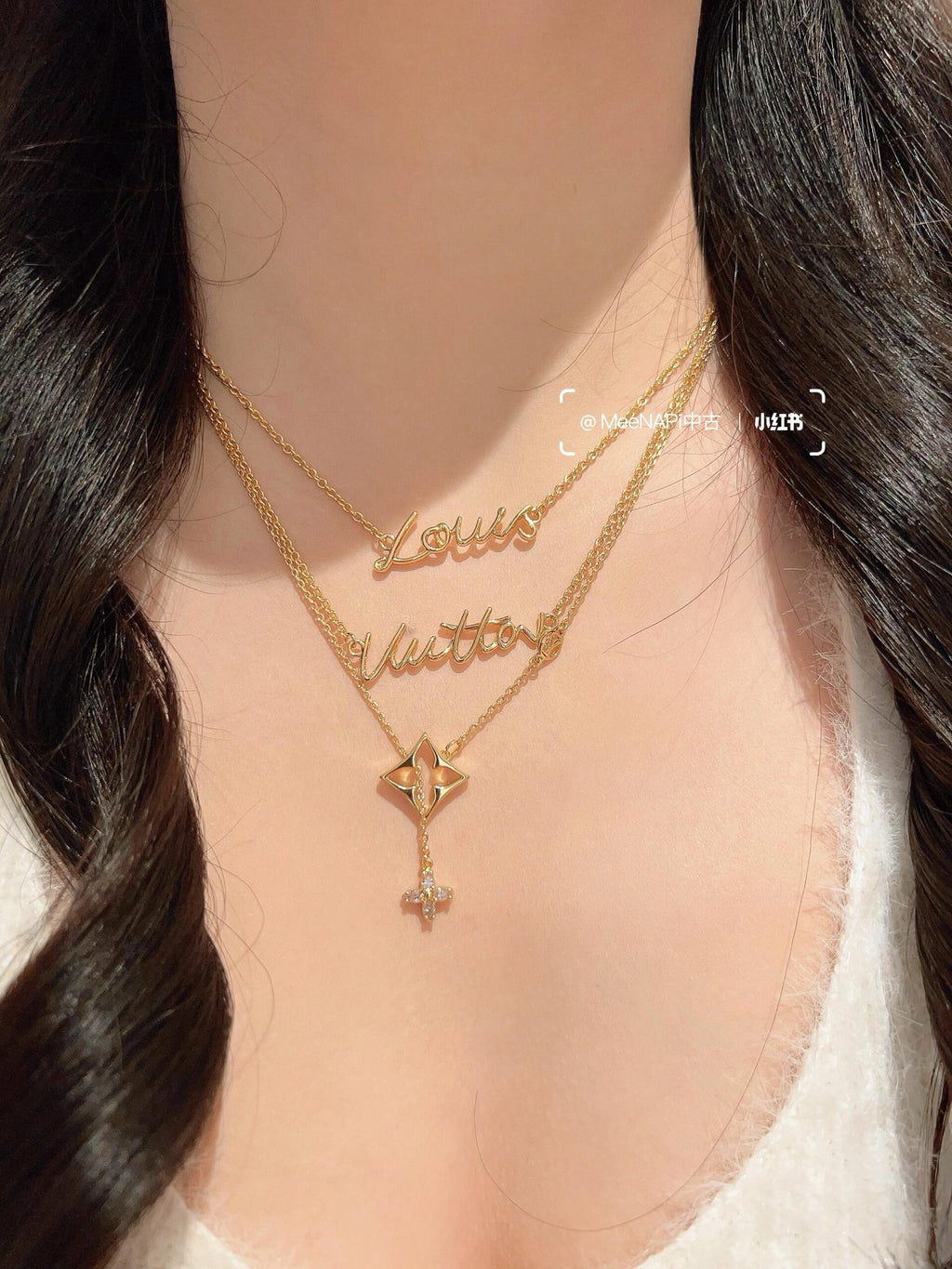 Collier pendentif ajouré à motif floral