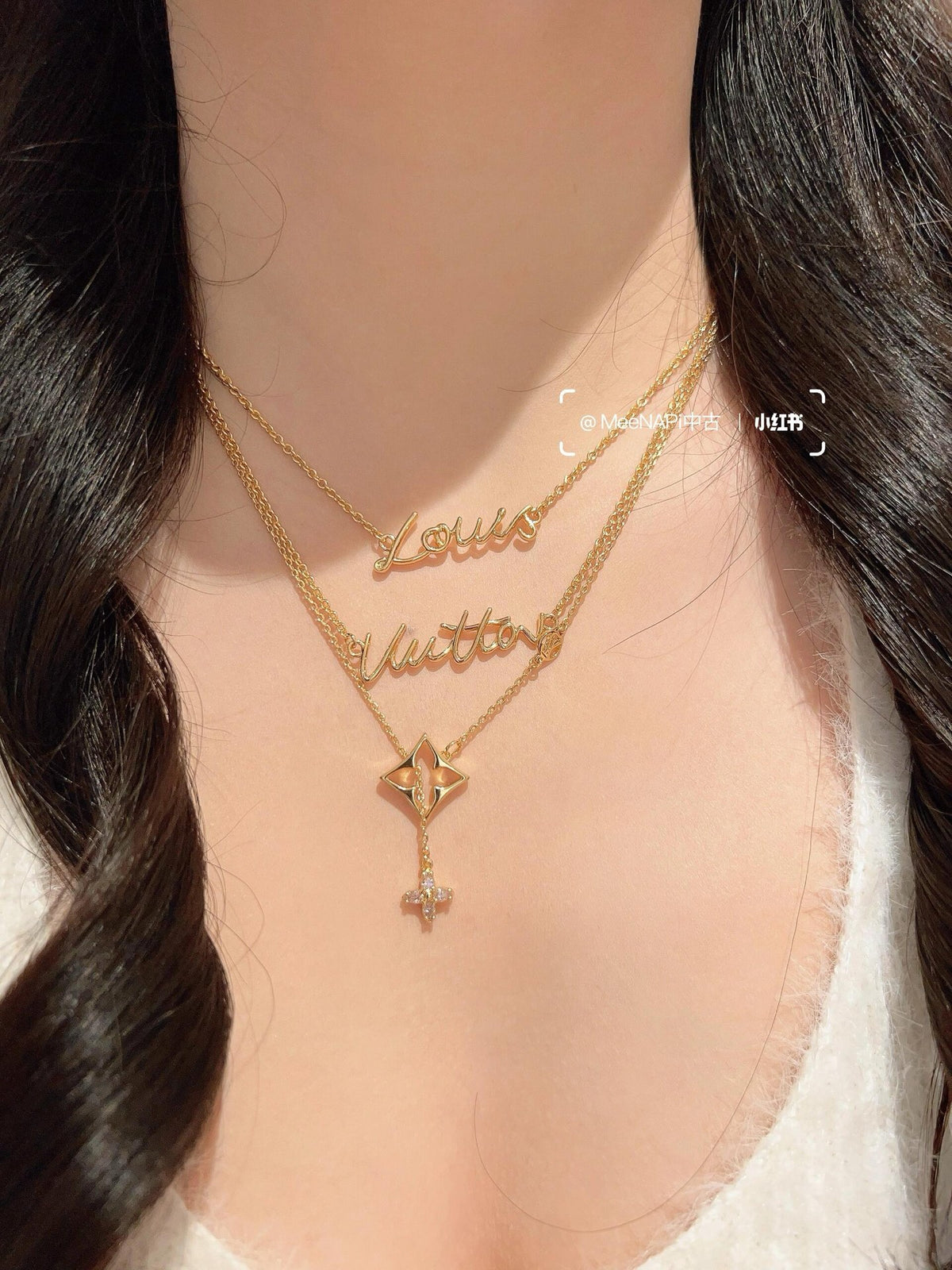 Collier pendentif ajouré à motif floral