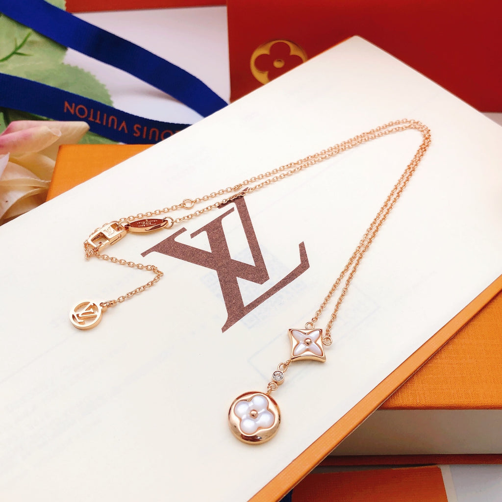 Collier carré à pendentif avec monogramme et motif floral