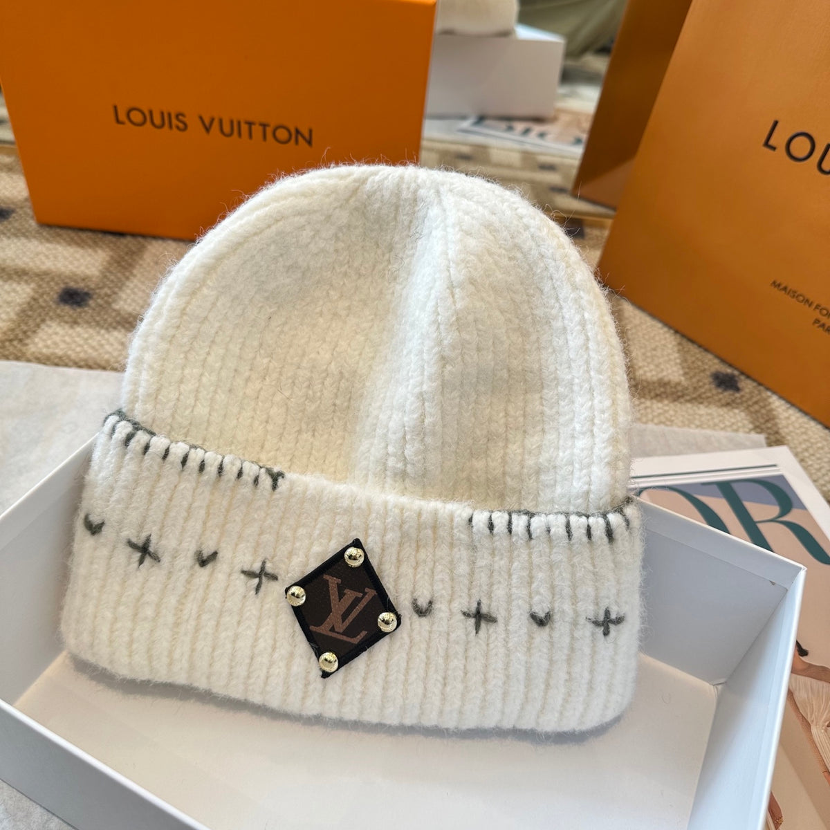 Gorro com Padrão, Dobra e Emblema Bordado