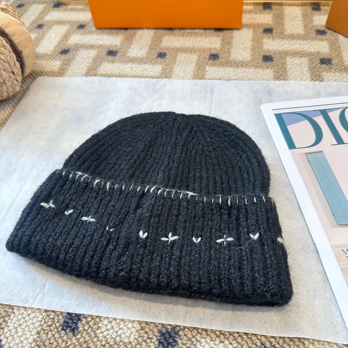 Gorro com Padrão, Dobra e Emblema Bordado