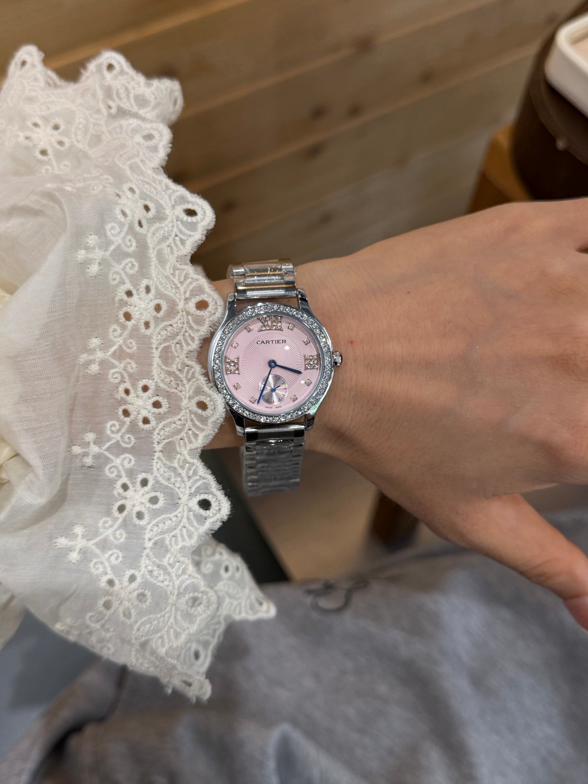 Montre à quartz ronde de 33 mm avec lunette sertie de pierres et bracelet à maillons
