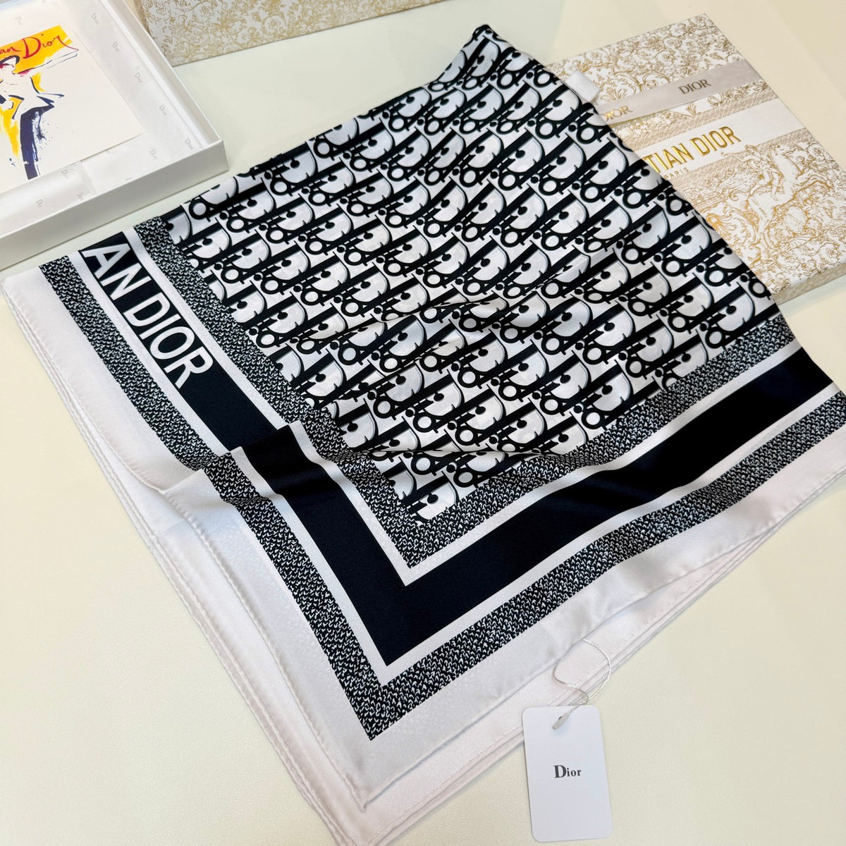 Lenço Quadrado com Monograma Repetido e Bordas às Riscas - 90 x 90 cm