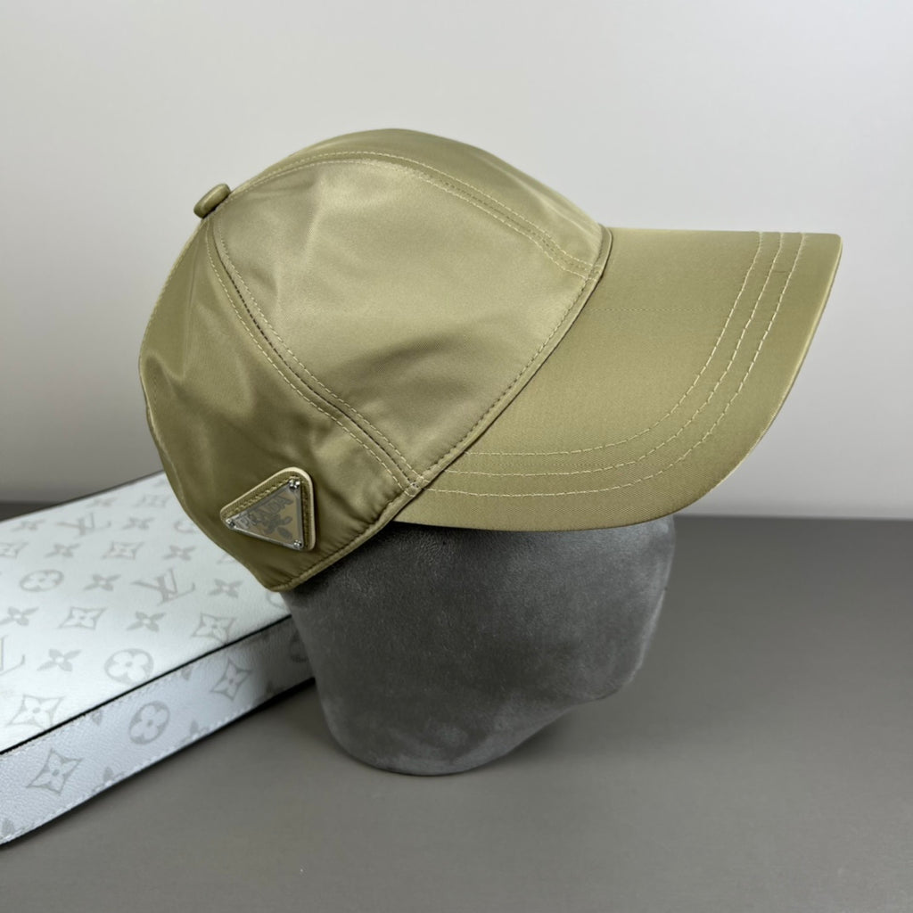 Gorra de béisbol con emblema triangular