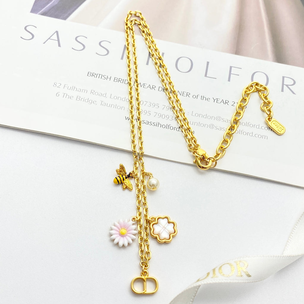 Collier floral et perles imitation nacre
