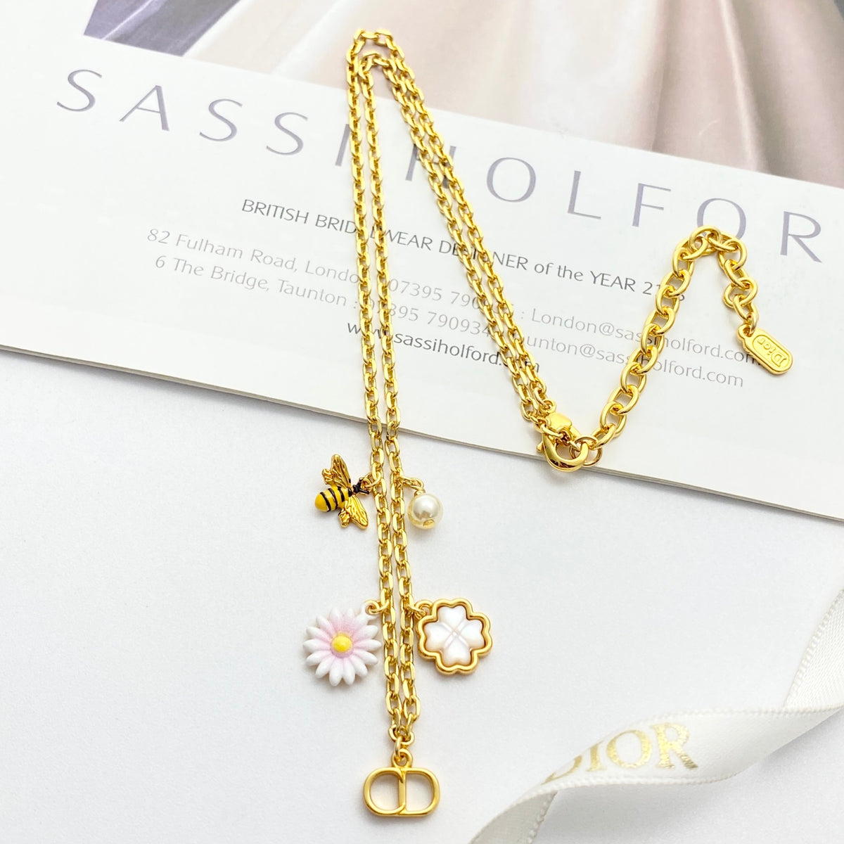 Collier floral et perles imitation nacre