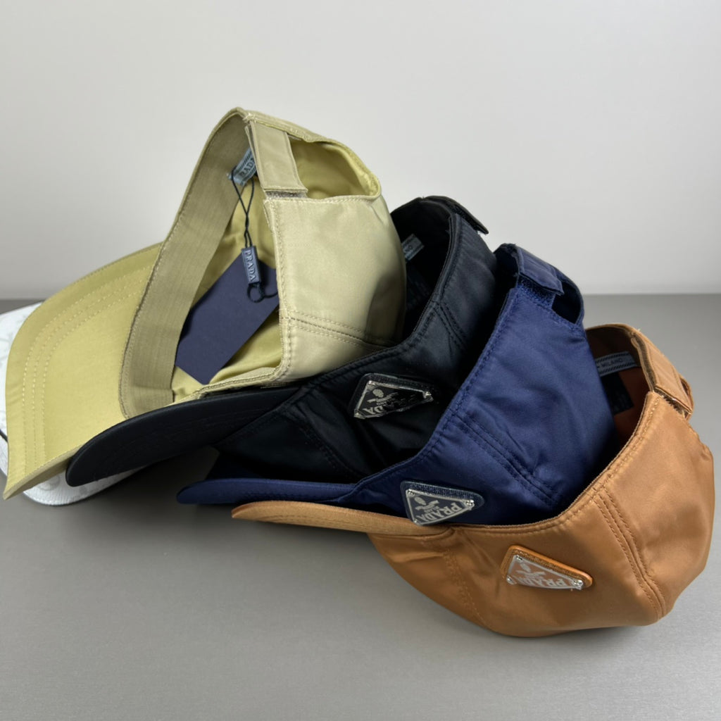 Gorra de béisbol con emblema triangular