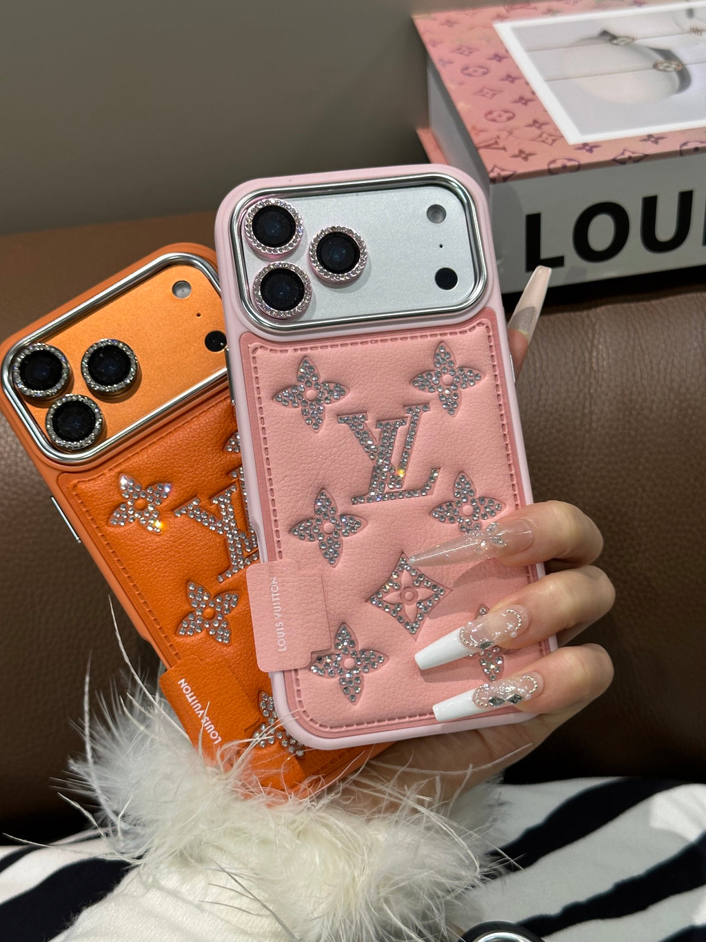 Funda de teléfono acolchada con monograma y detalles brillantes