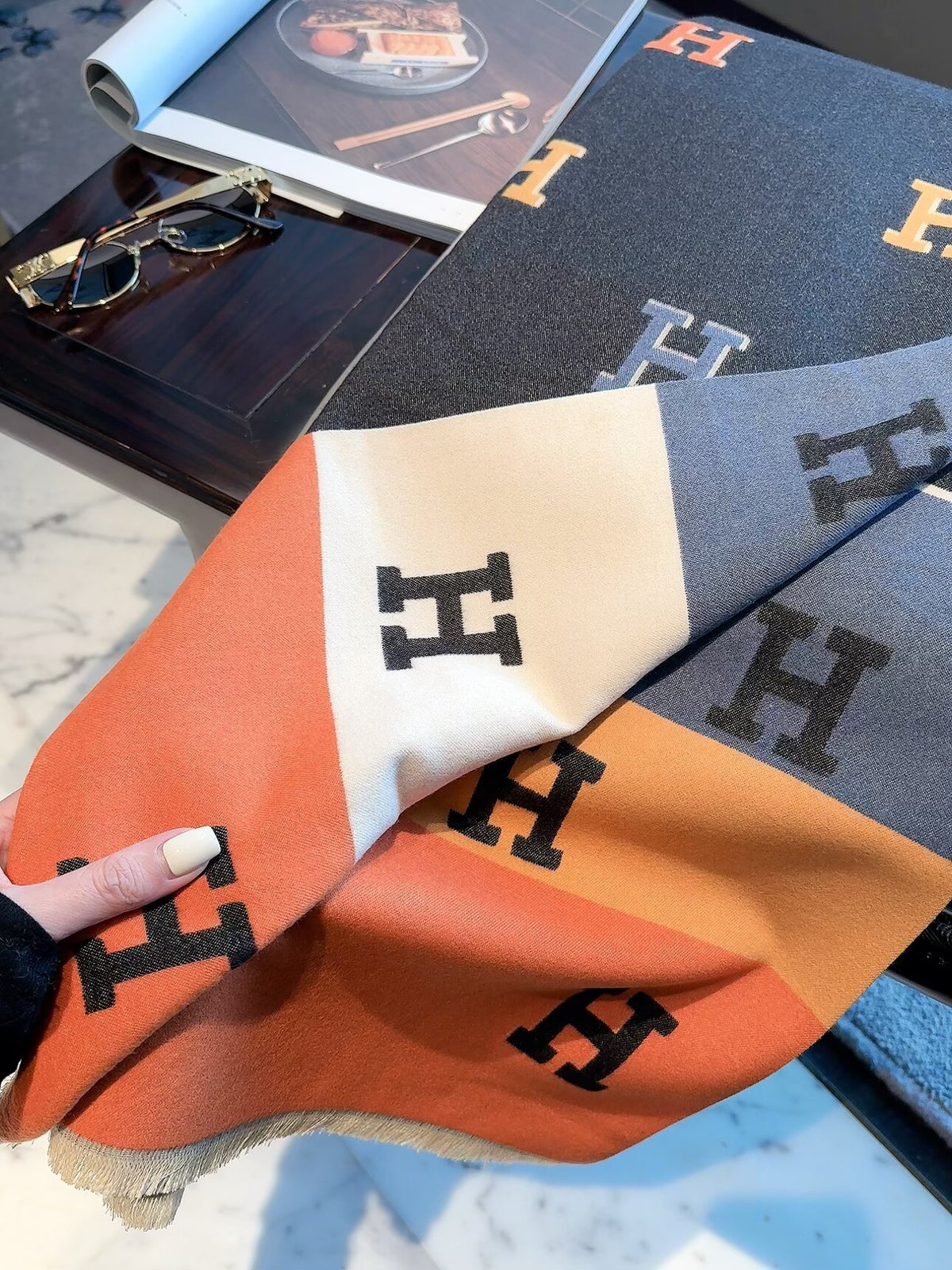 Écharpe enveloppante à motif H colorblock