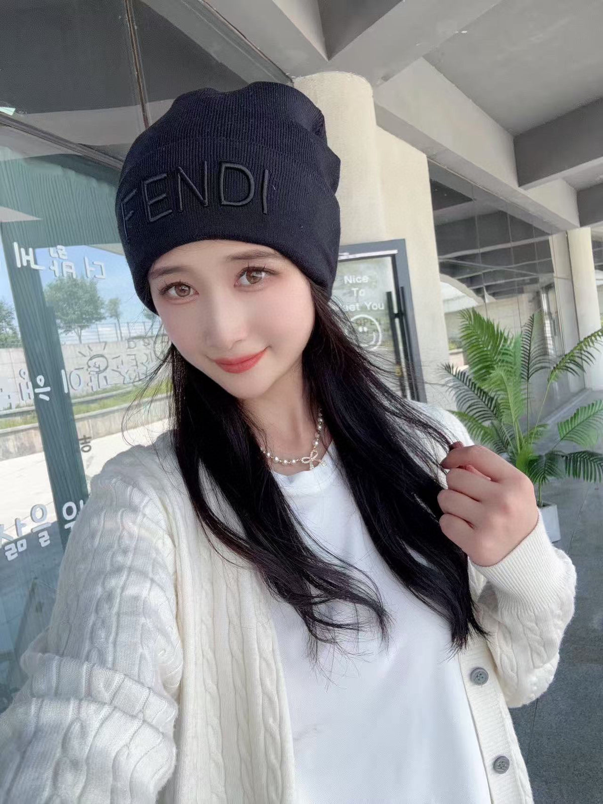 Gorro de malha com dobra e letras em destaque