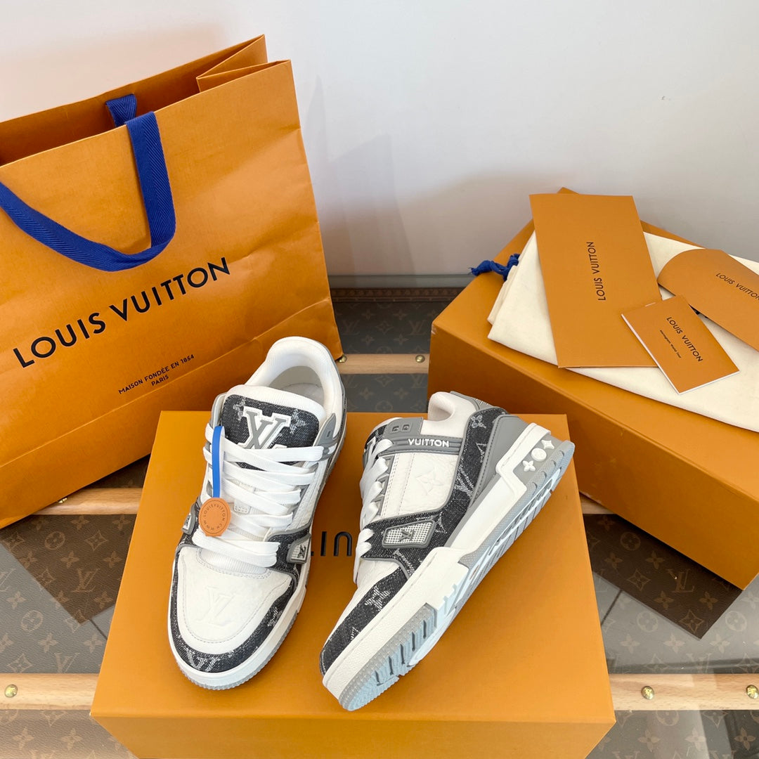 Zapatillas bajas grises y blancas con monograma