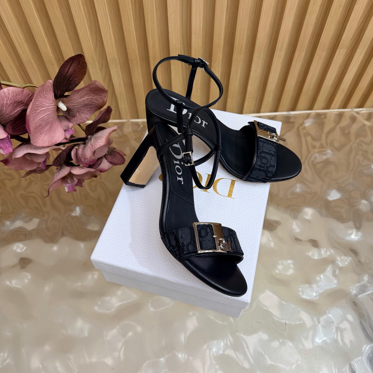 Sandales à talons carrés et brides à la cheville