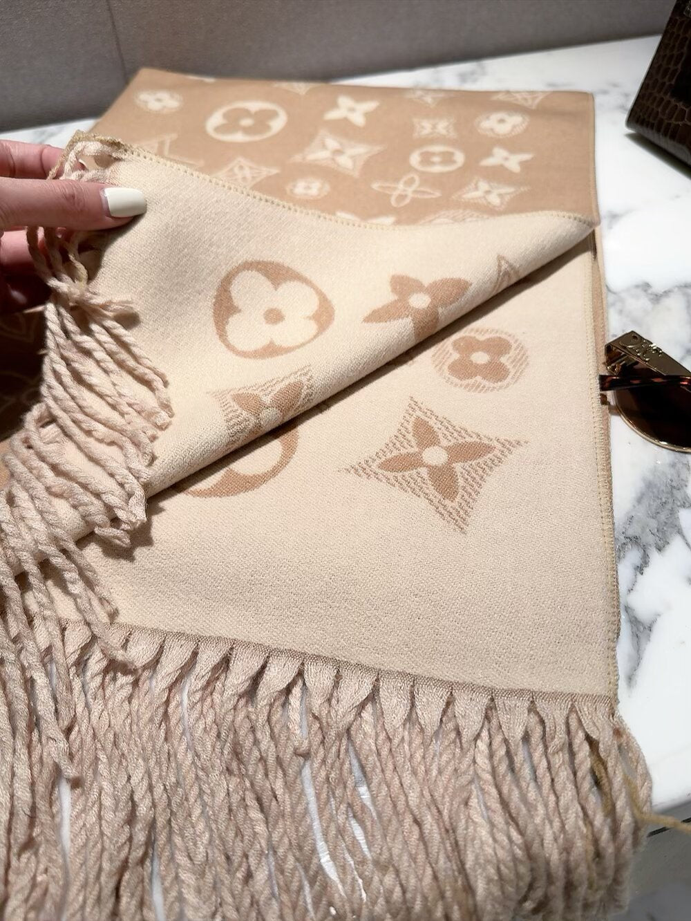 Bufanda cruzada con monograma floral integral