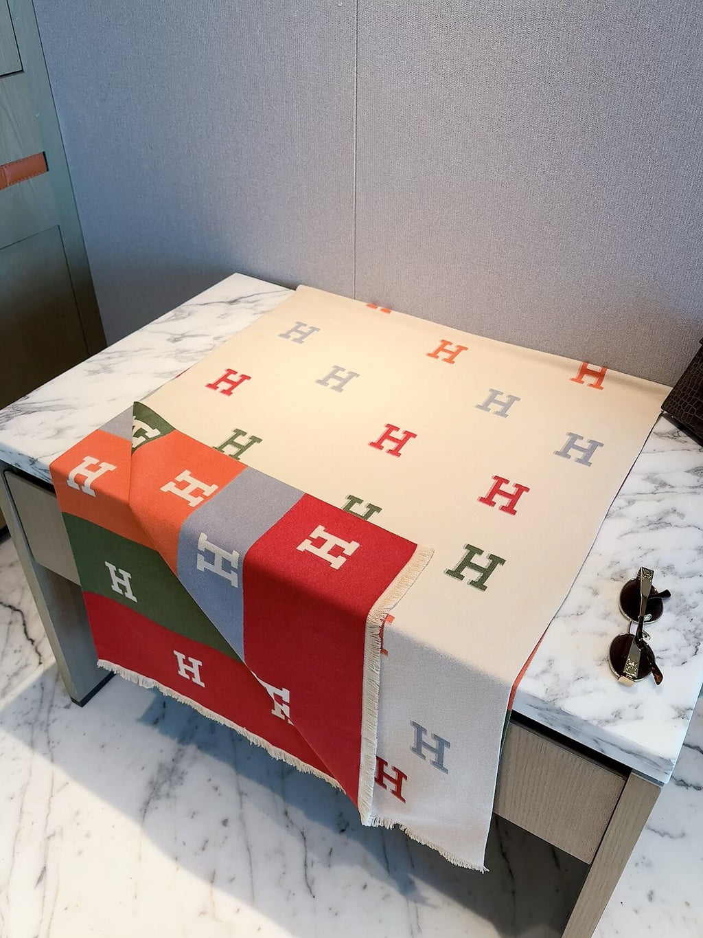 Écharpe enveloppante à motif H colorblock