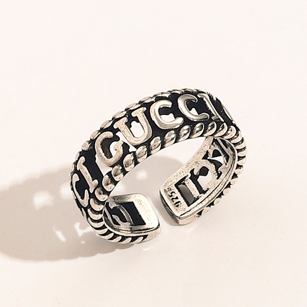 Anillo abierto con letras grabadas y bordes de cuerda