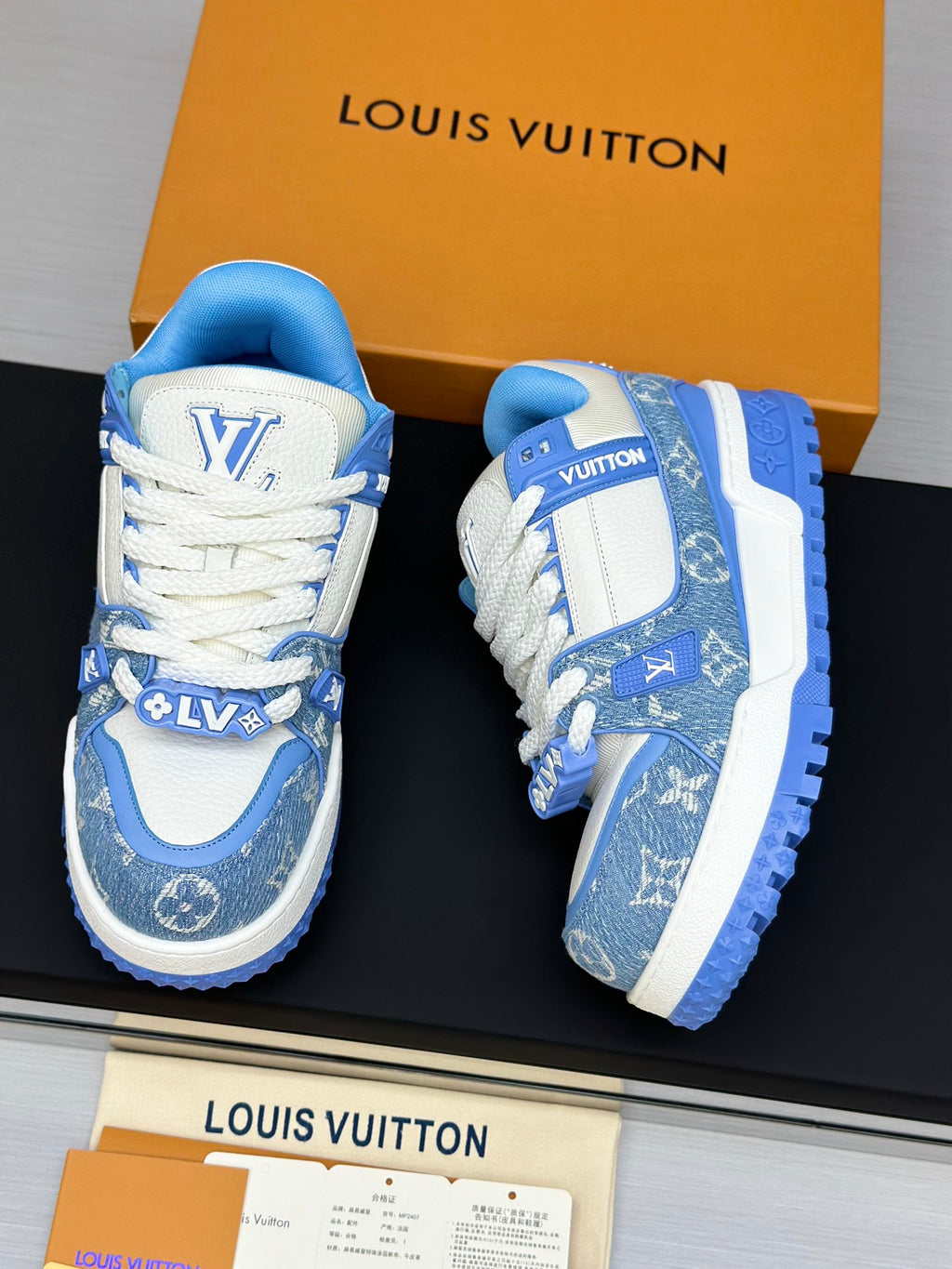Zapatillas bajas de caña ancha con monograma azul