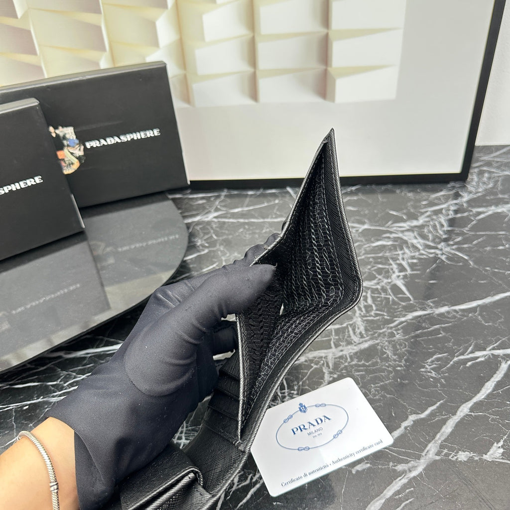 Cartera de solapa larga con emblema triangular 031