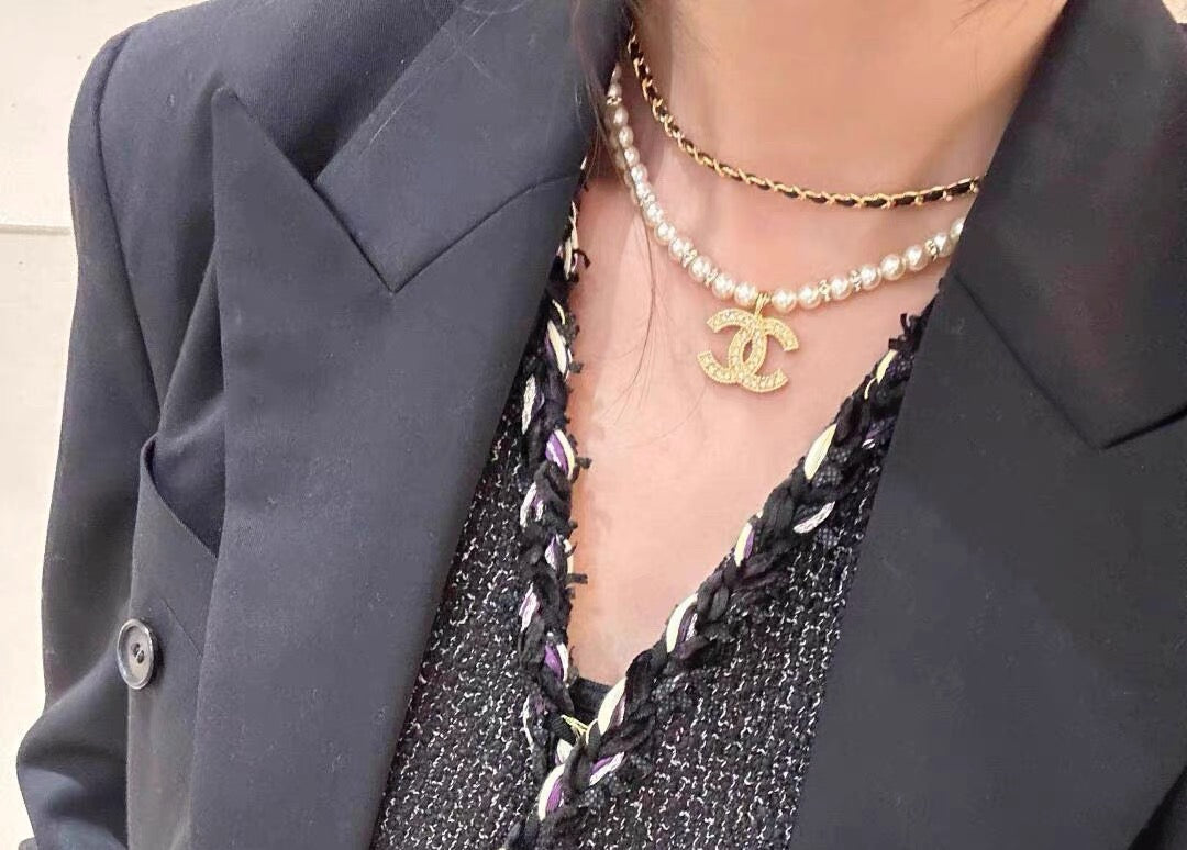 Colar com C de elos entrelaçados com pérolas imitação, de fio duplo